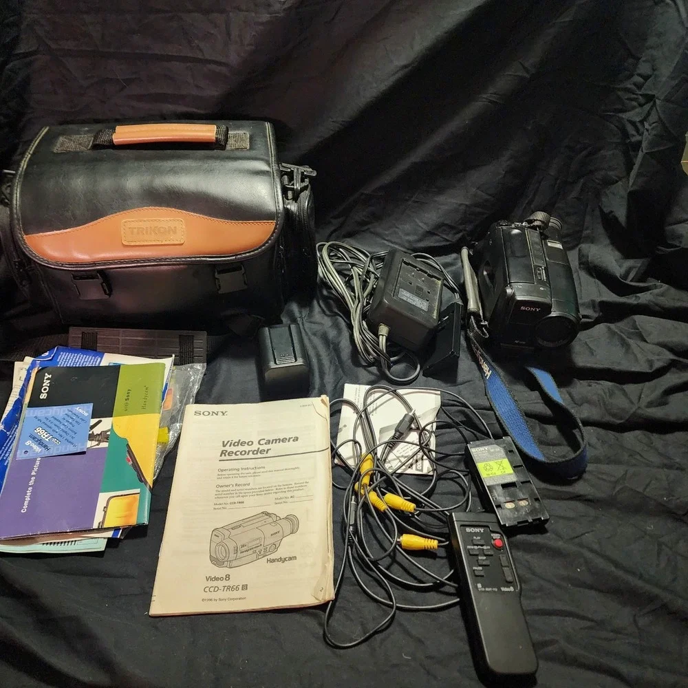 Sony Handycam Video 8 CCD-TR66 With a‎ Case,  Read Description